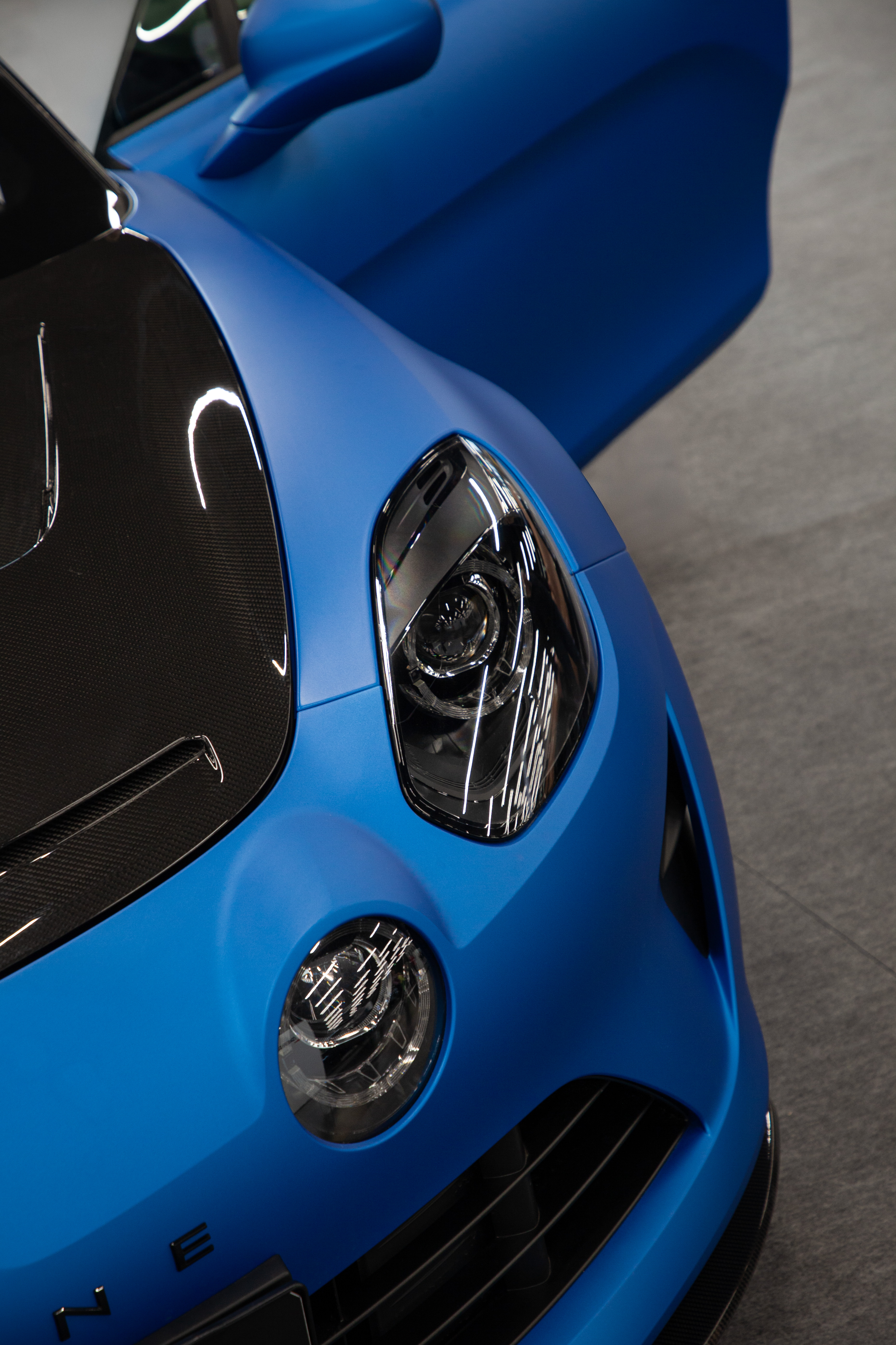 Alpine A110, Front- und Scheinwerferdetail in mattblauem Lack mit Carbon
