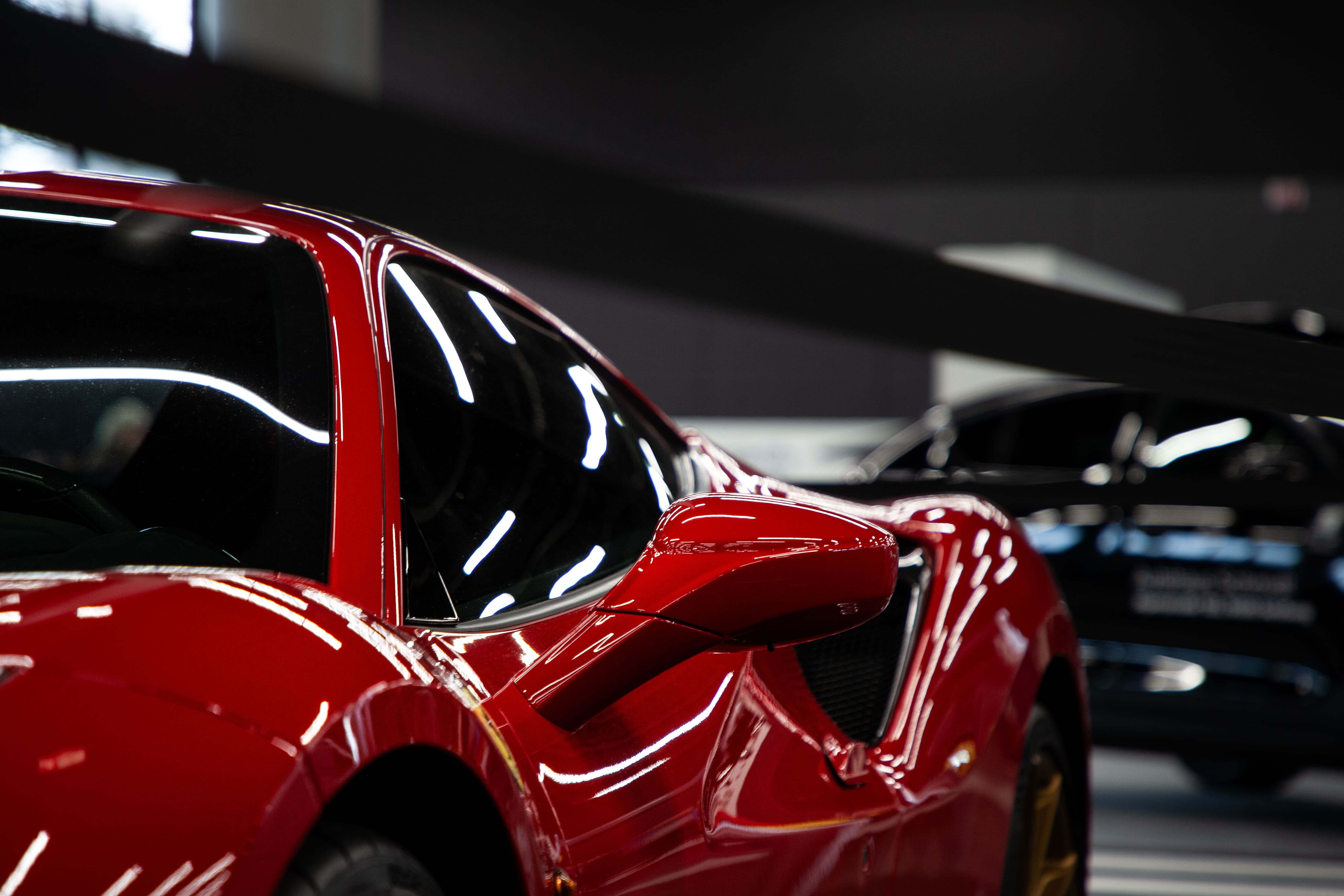 Roter Ferrari, Seitendetail im Showroom