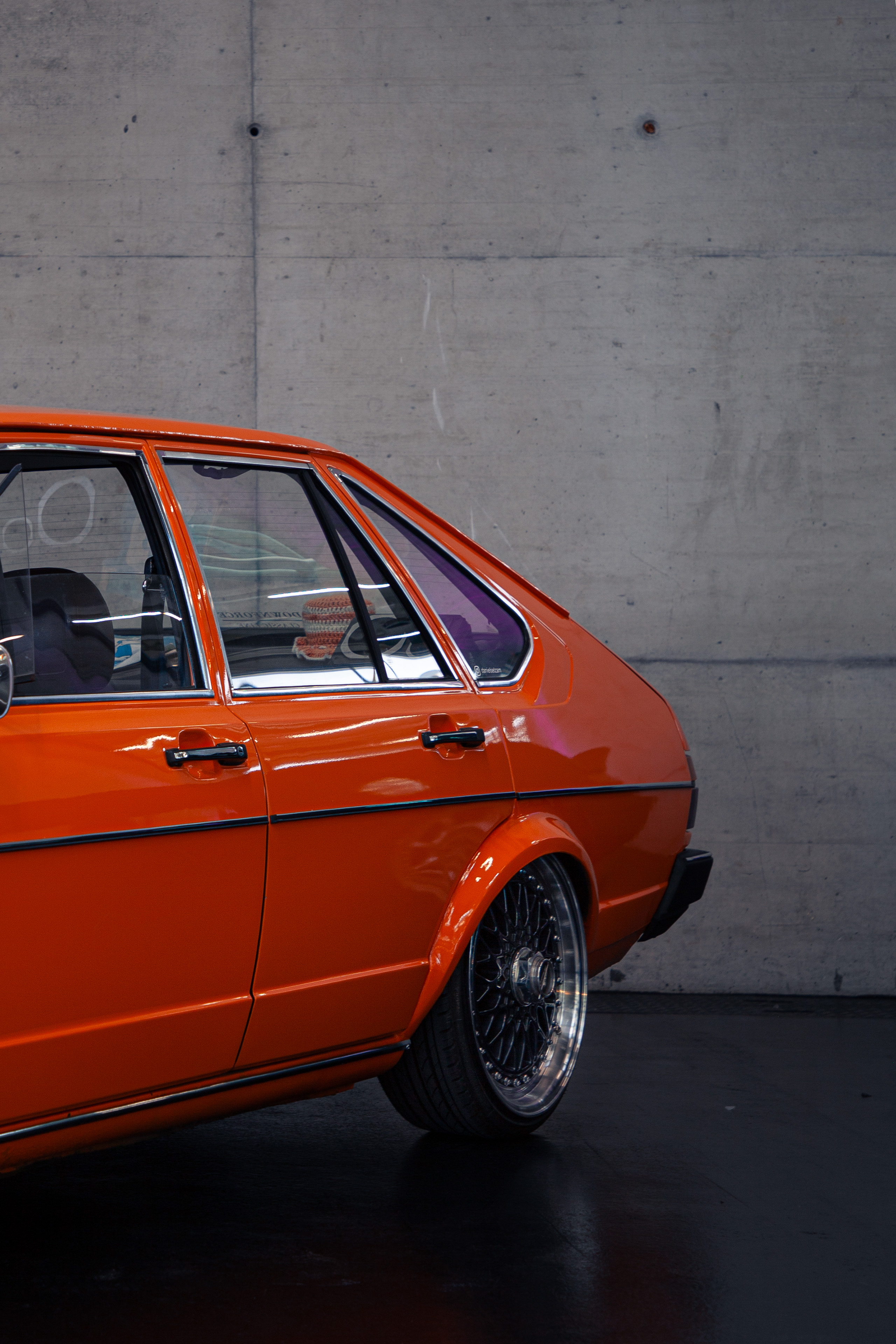 Orangefarbener Oldtimer im Seitenprofil mit BBS-Felgen