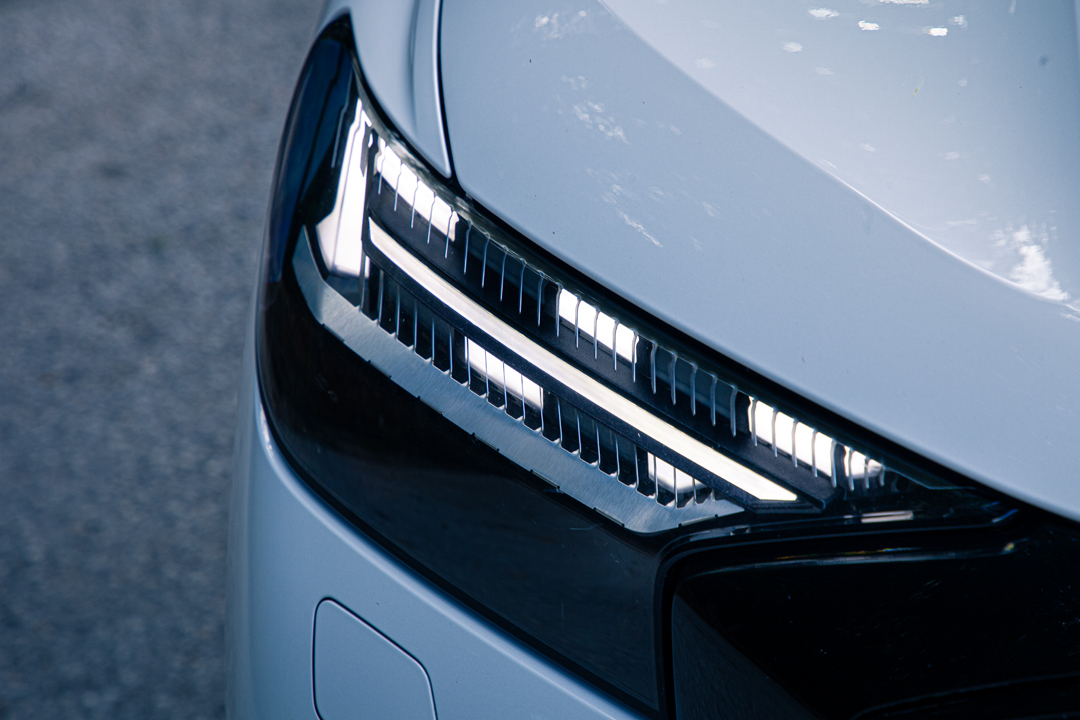 Scheinwerfer-Detail eines weißen Elektroautos