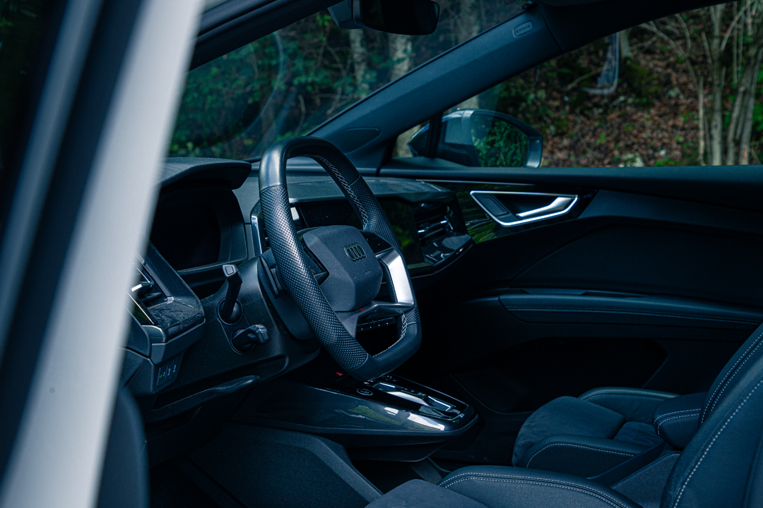 Interieur eines Audi mit Blick durch die Windschutzscheibe in den Wald