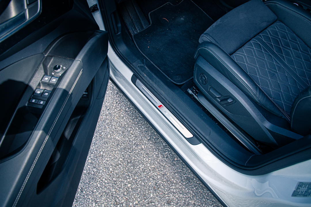 Audi Interieurdetail, Einstiegsleiste mit S-line-Logo