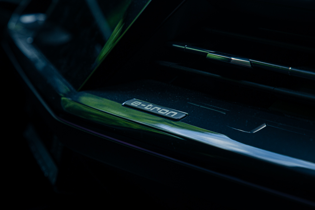 Audi e-tron Schriftzug, Detailaufnahme