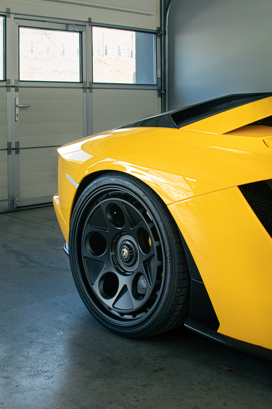 Gelber Lamborghini Aventador, Rad- und Heckdetail in der Garage