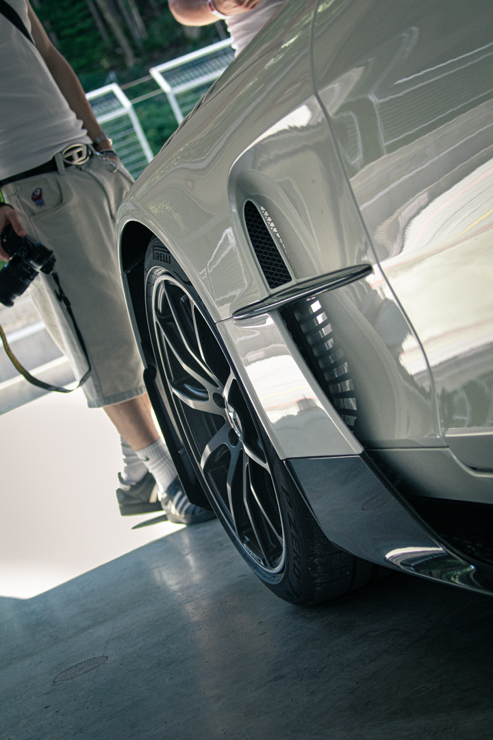 Rad-Detail eines silbernen Sportwagens auf einer Automesse