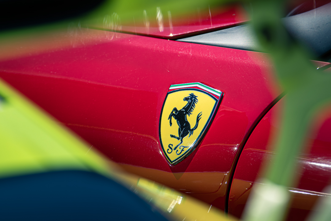 Ferrari-Emblem am Kotflügel, Nahaufnahme