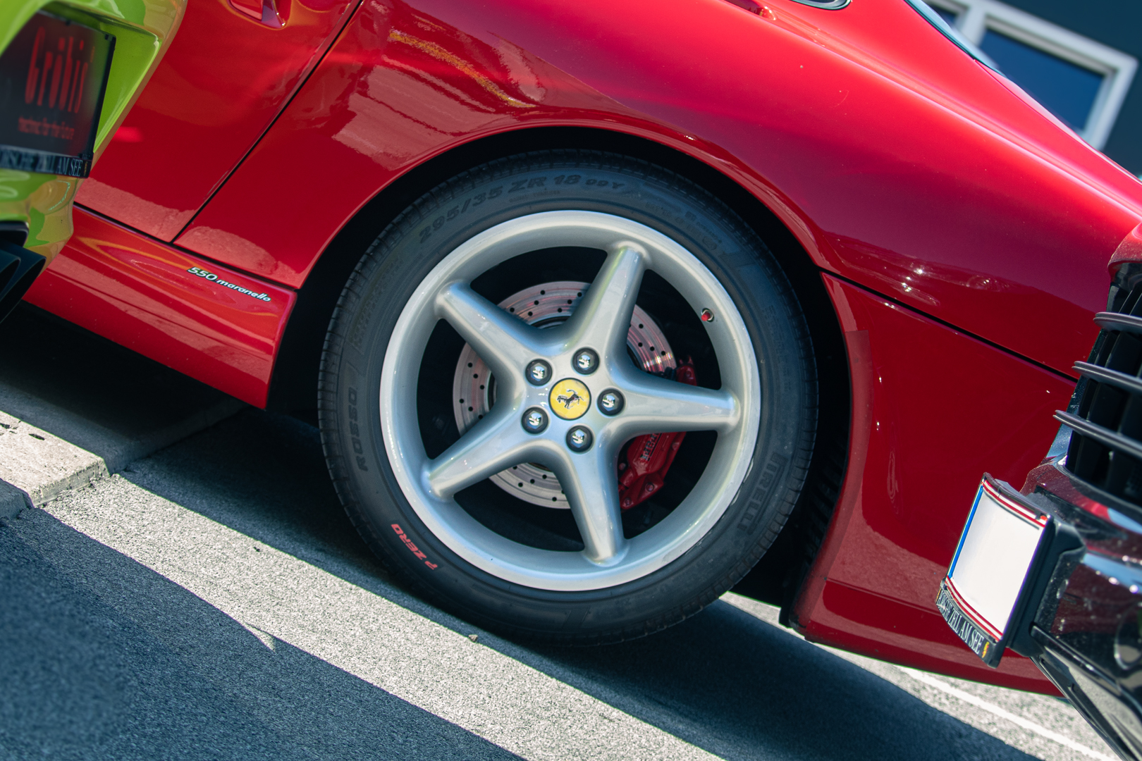 Rad-Detail eines roten Ferrari 550 Maranello