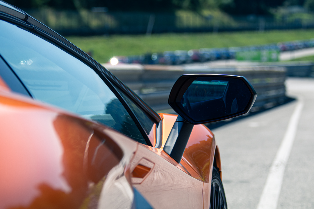 Lamborghini Aventador, Spiegel- und Frontdetail auf der Rennstrecke