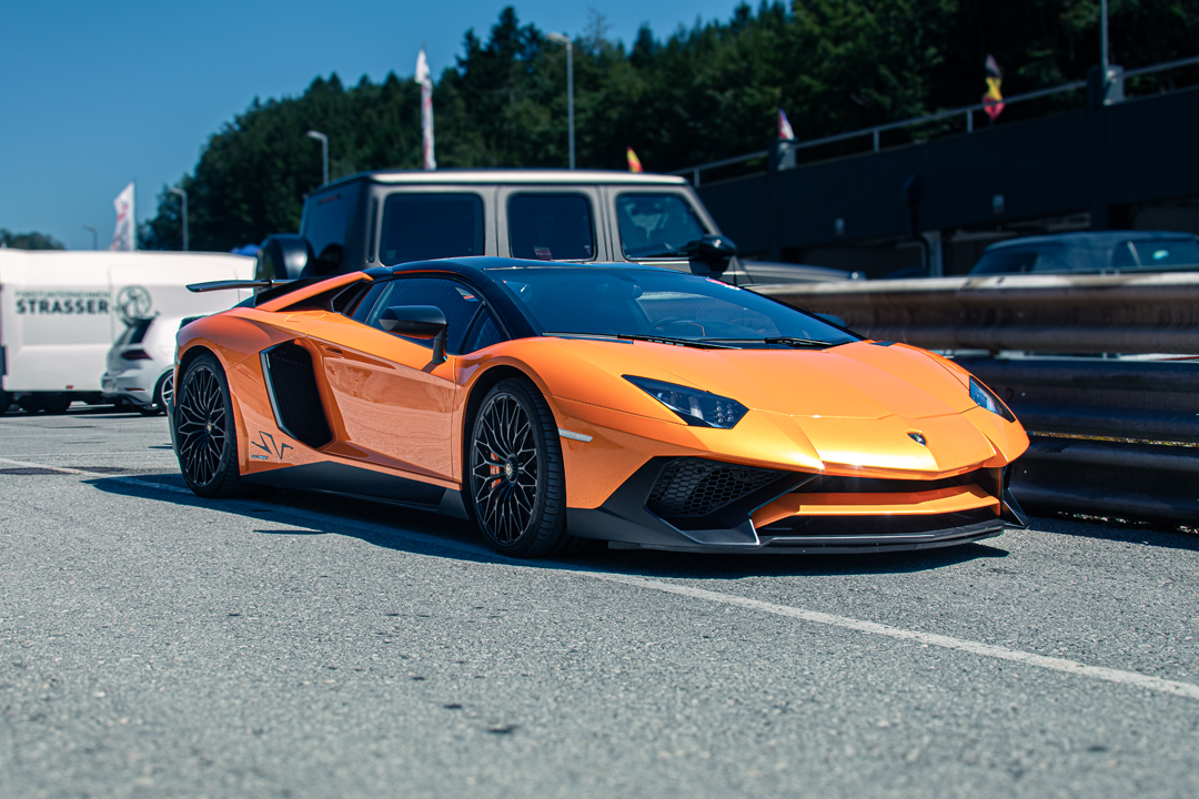 Oranger Lamborghini Aventador SV, Frontansicht auf der Rennstrecke
