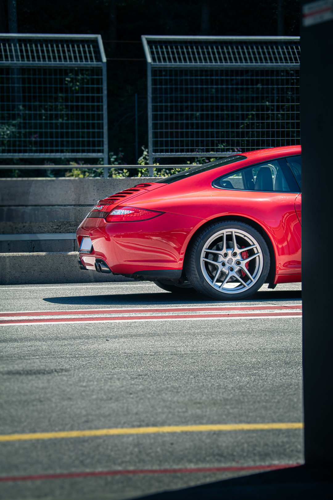 Roter Porsche 911, Heckansicht auf der Rennstrecke