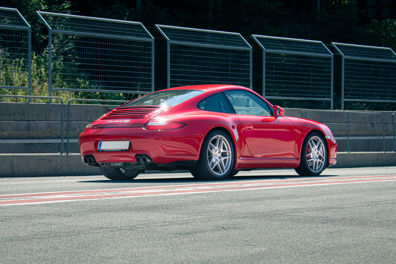 Roter Porsche 911 Carrera 4S auf der Rennstrecke