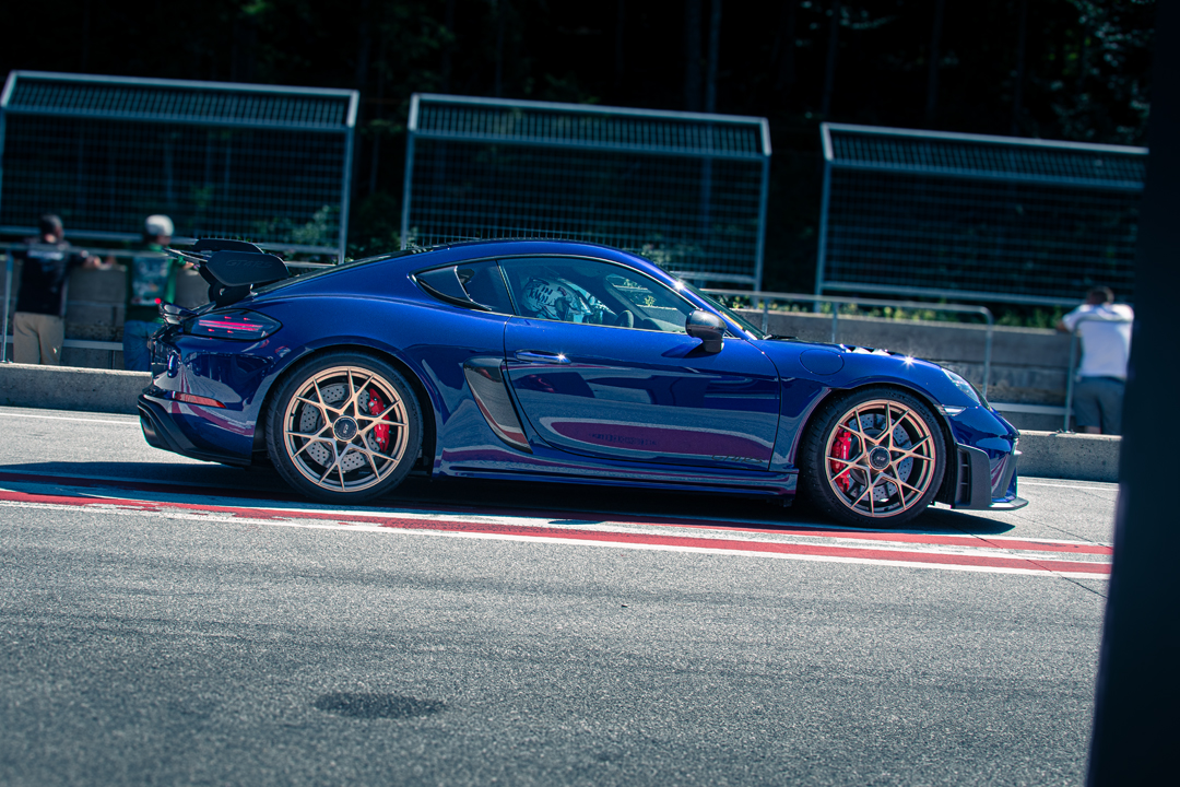 Dunkelblauer Porsche 718 Cayman GT4 auf der Rennstrecke