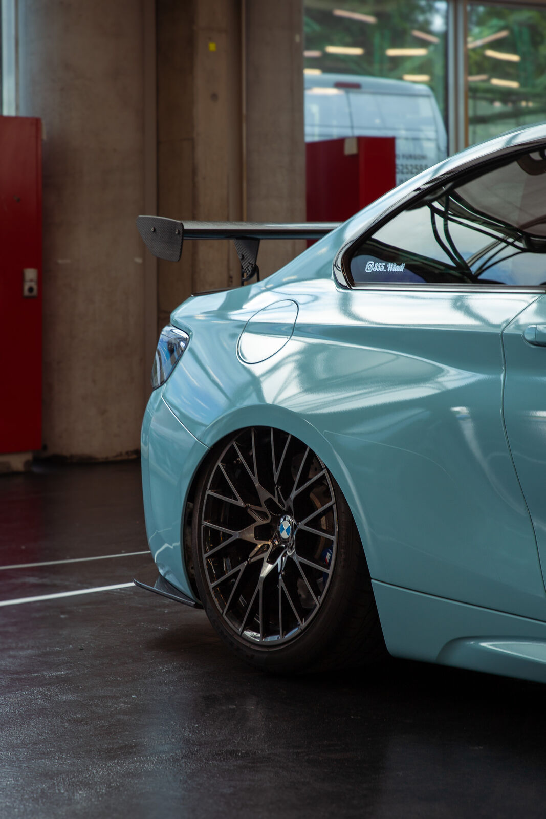 Mintgrüner BMW M2 im Indoor-Shooting