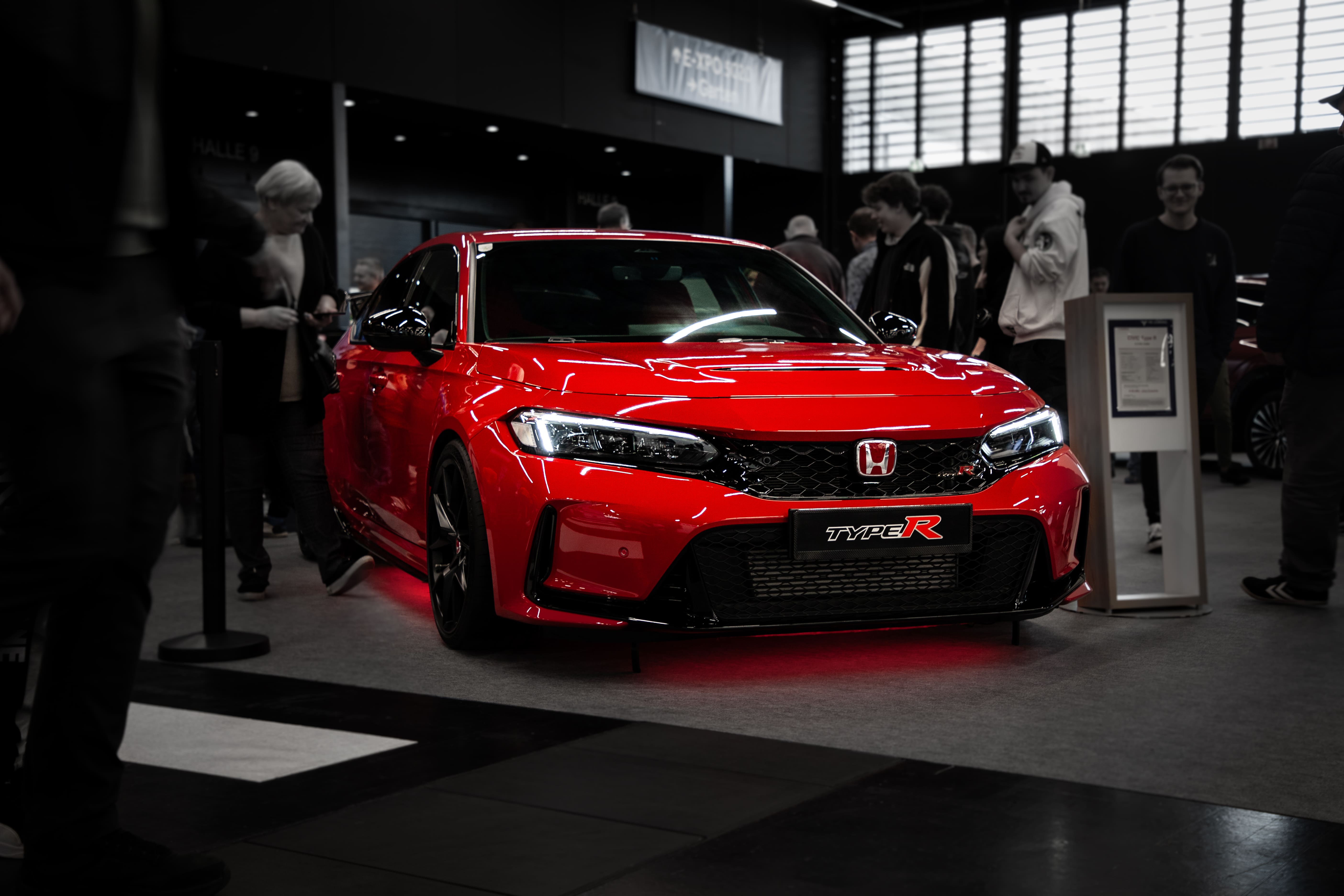 Roter Honda Civic Type R auf einer Automesse