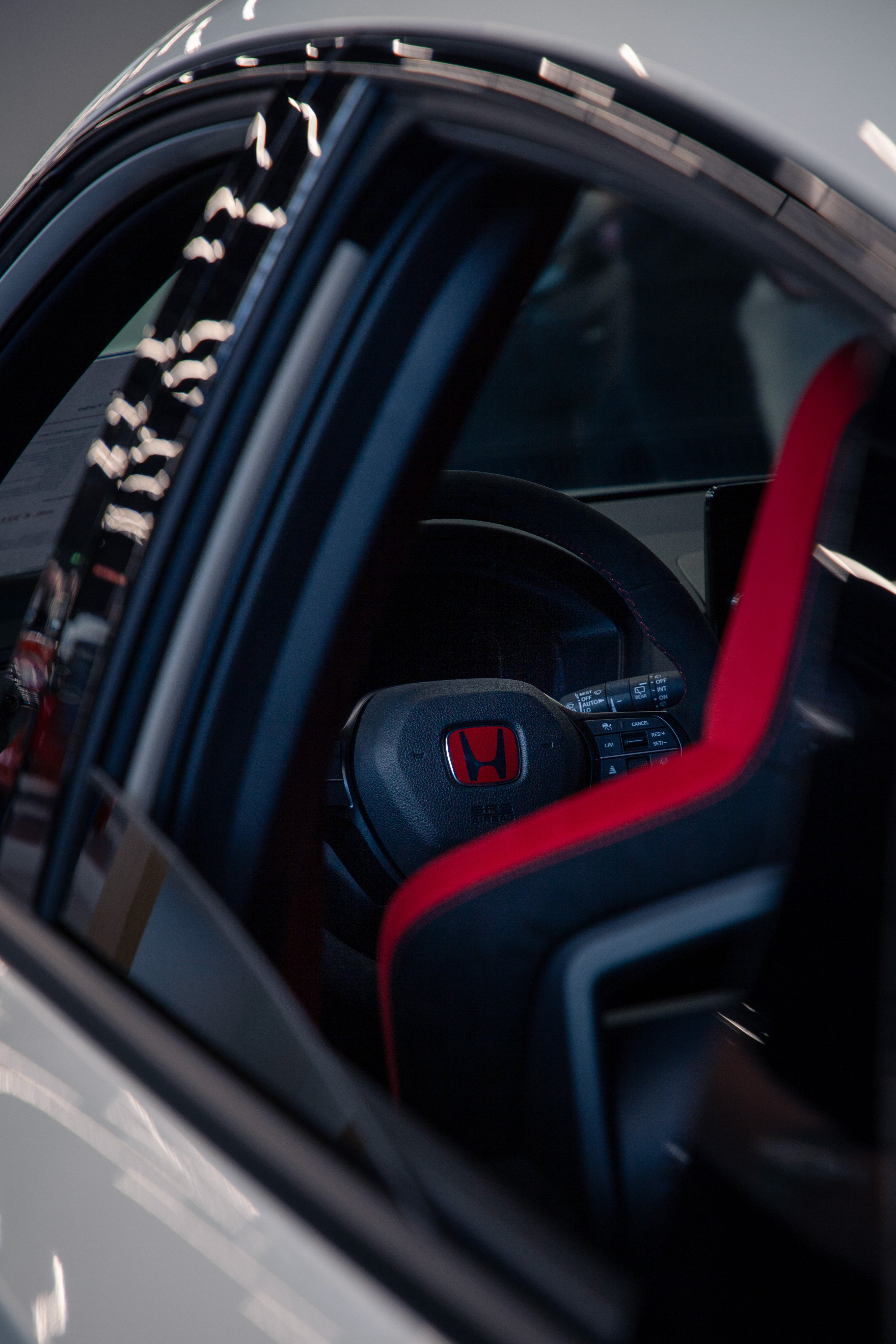 Interieur des Honda Civic Type R mit Sportsitz und Lenkrad