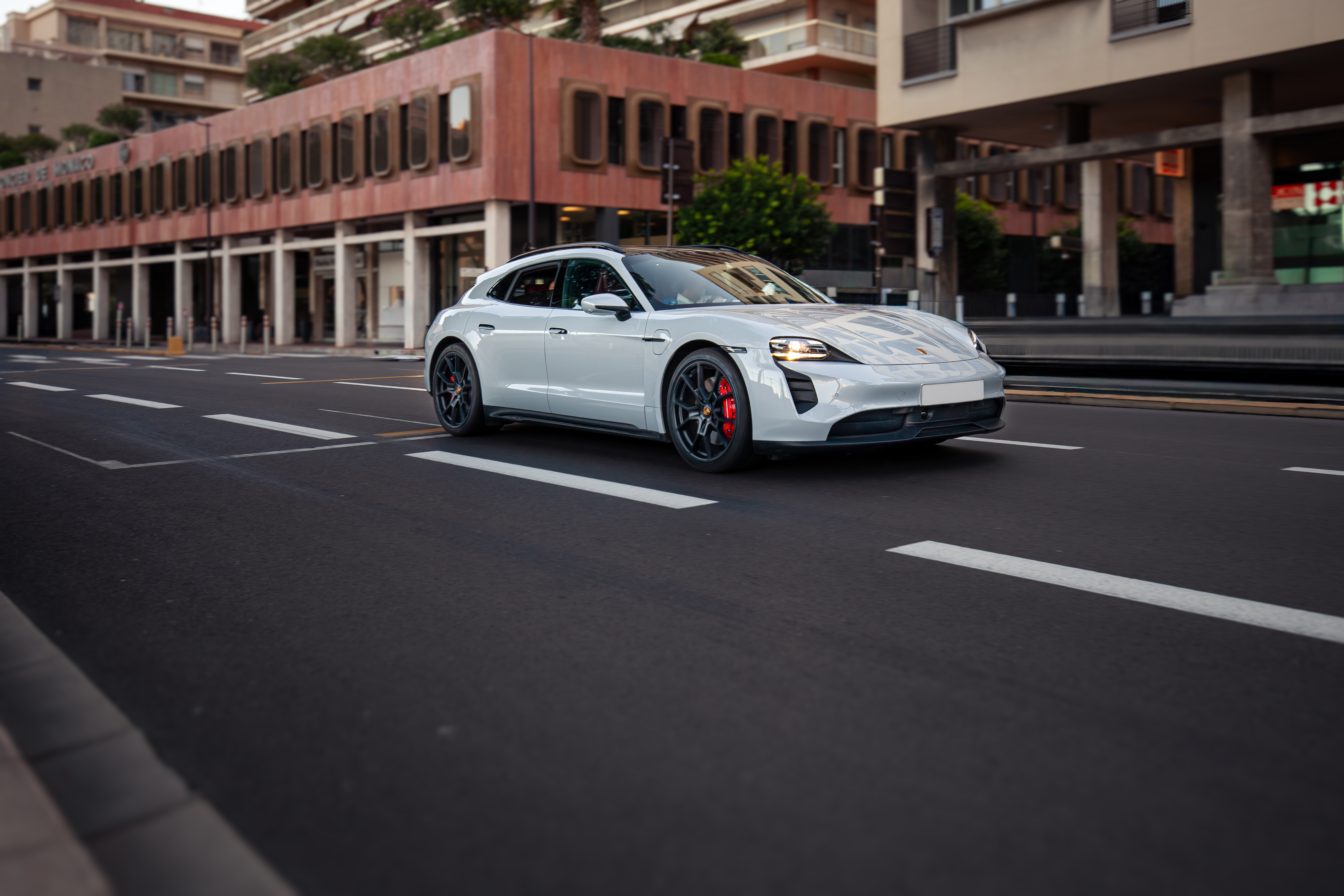 Weißer Porsche Taycan Cross Turismo auf der Straße in Monaco
