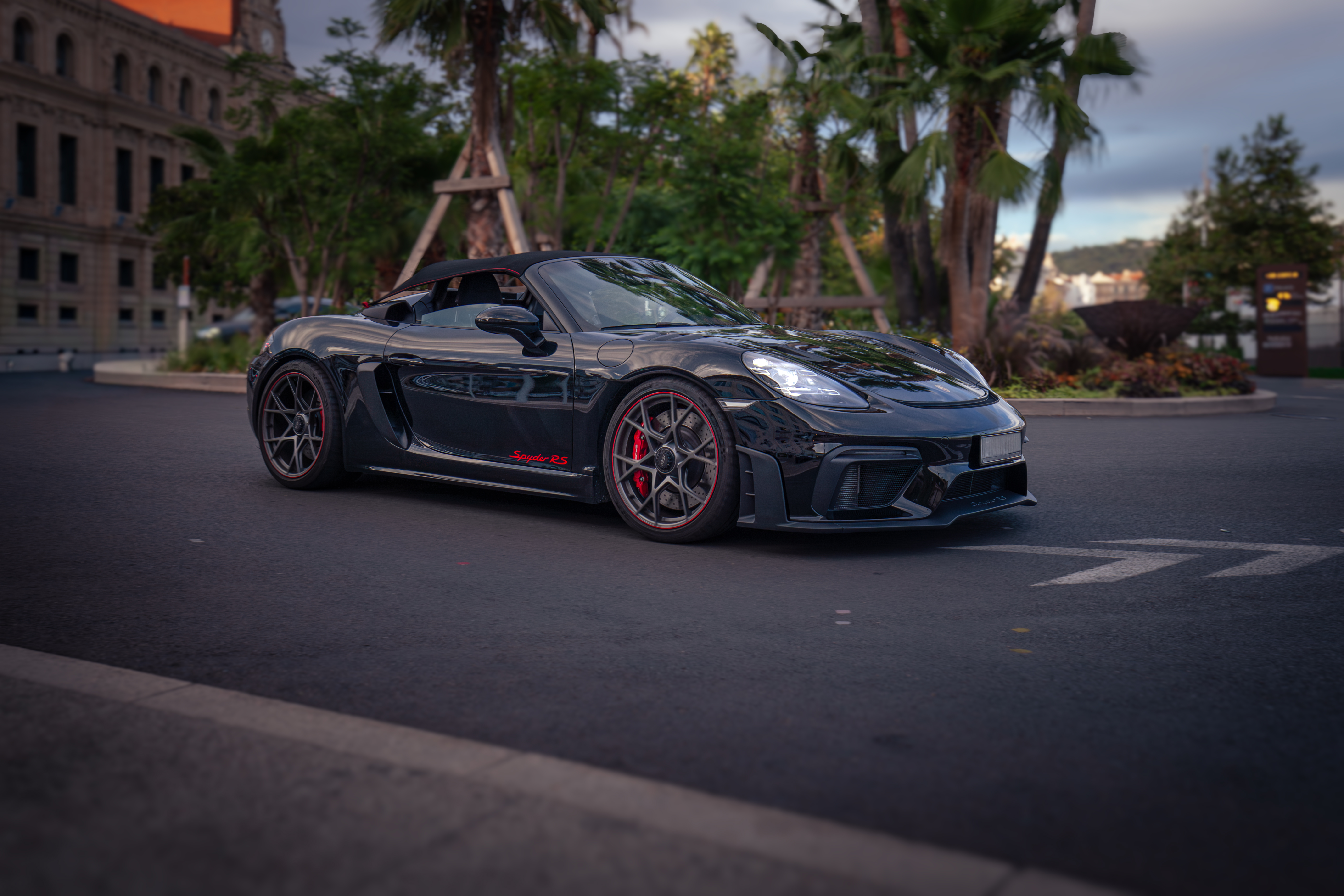 Schwarzer Porsche 718 Spyder RS auf der Straße in Monaco