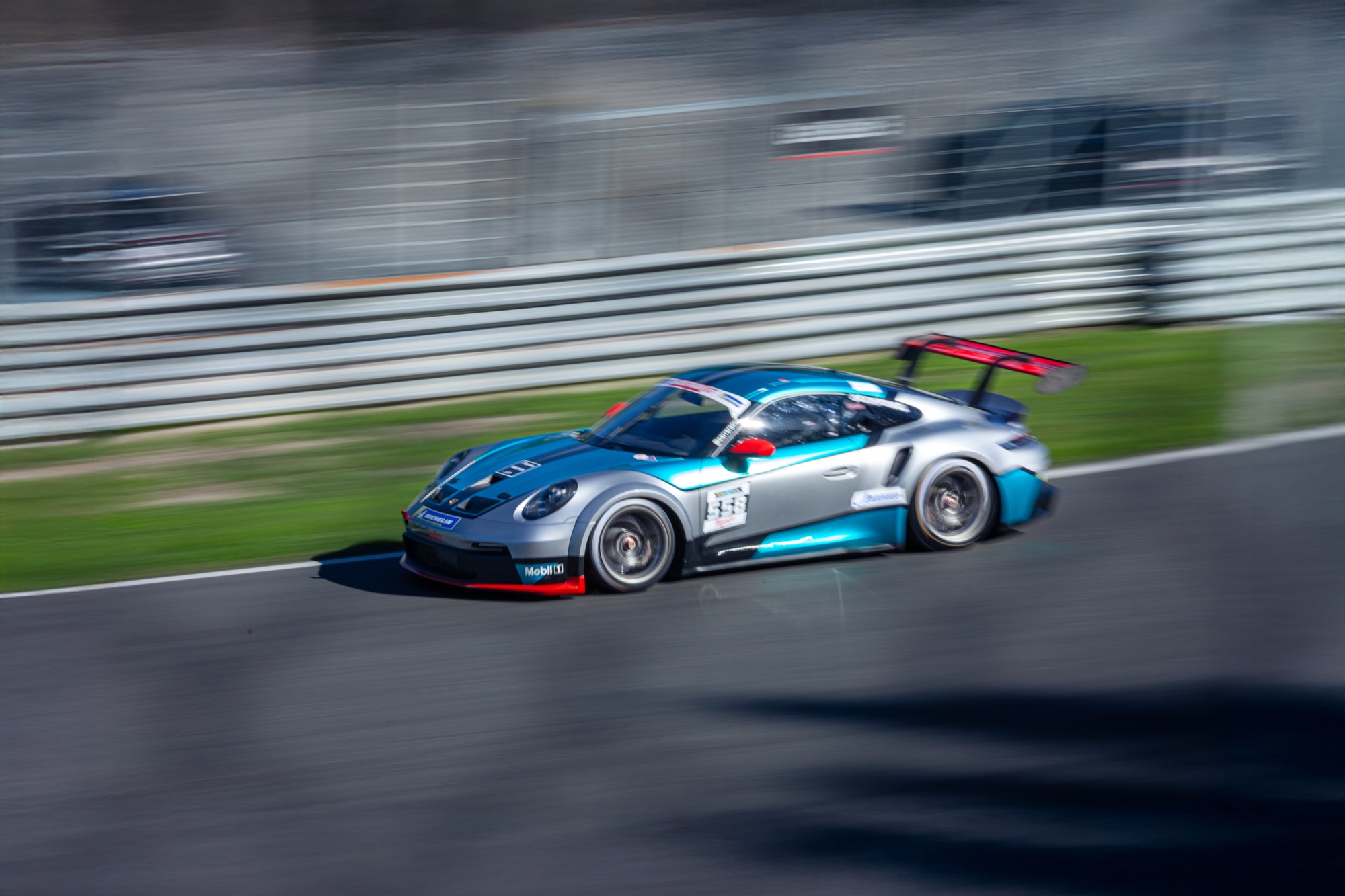 Porsche 911 GT3 Cup im Panning-Shot auf der Rennstrecke