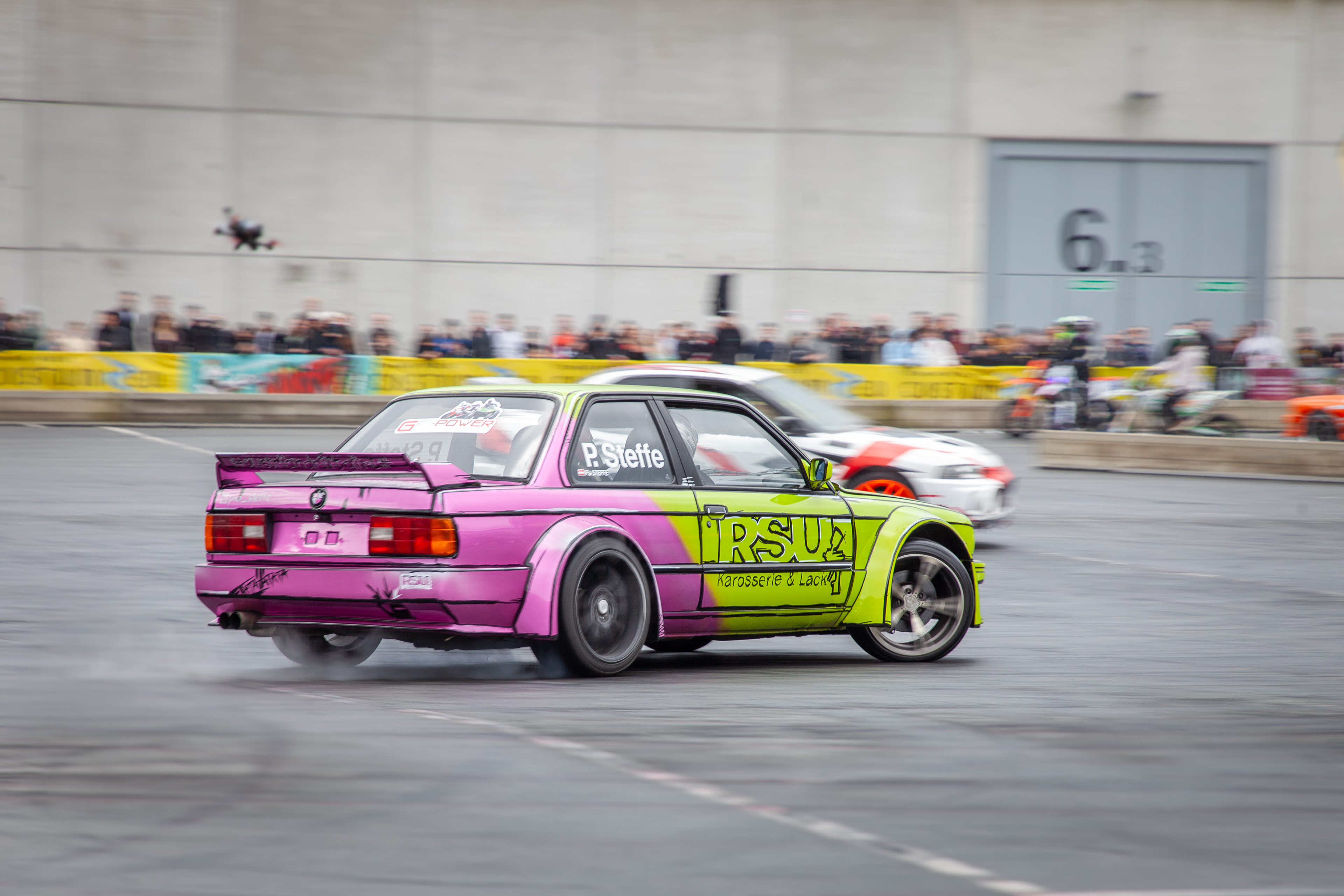 BMW E30 Driftauto beim Tuning-Event in dichtem Reifenrauch, Fahrer P. Steffe