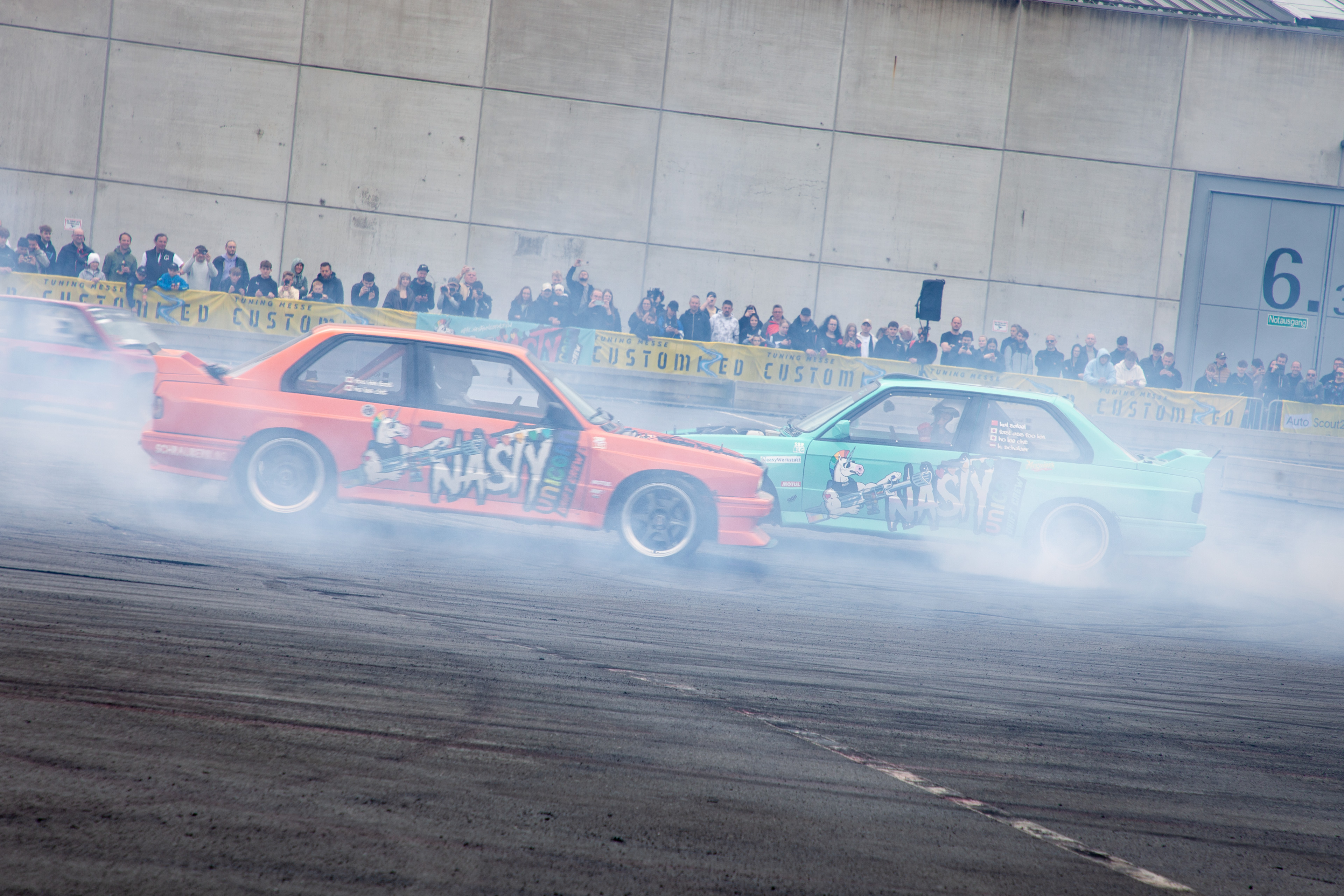 BMW E30 Driftautos im Duo-Drift vor Publikum