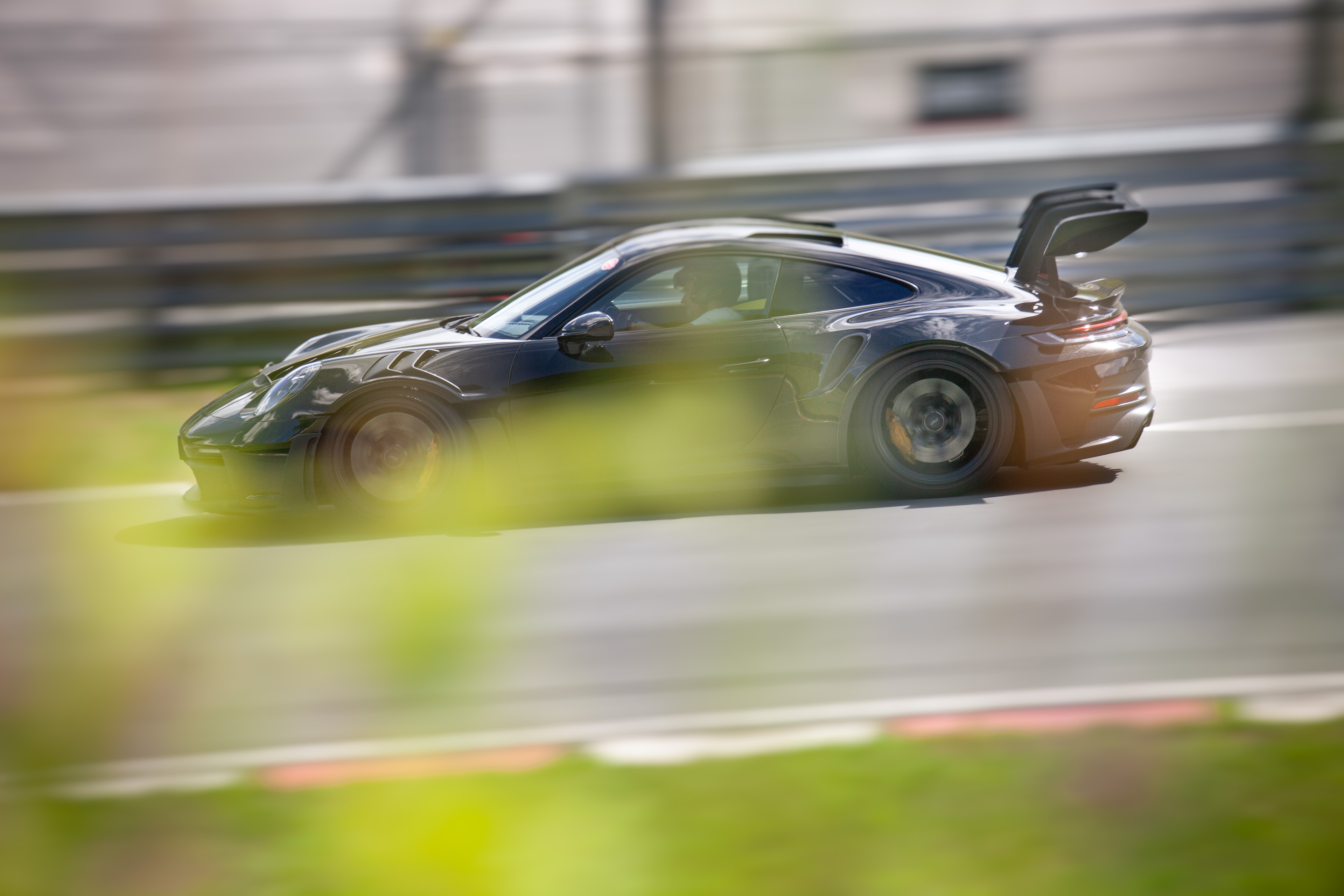 Schwarzer Porsche 911 GT3 auf der Rennstrecke