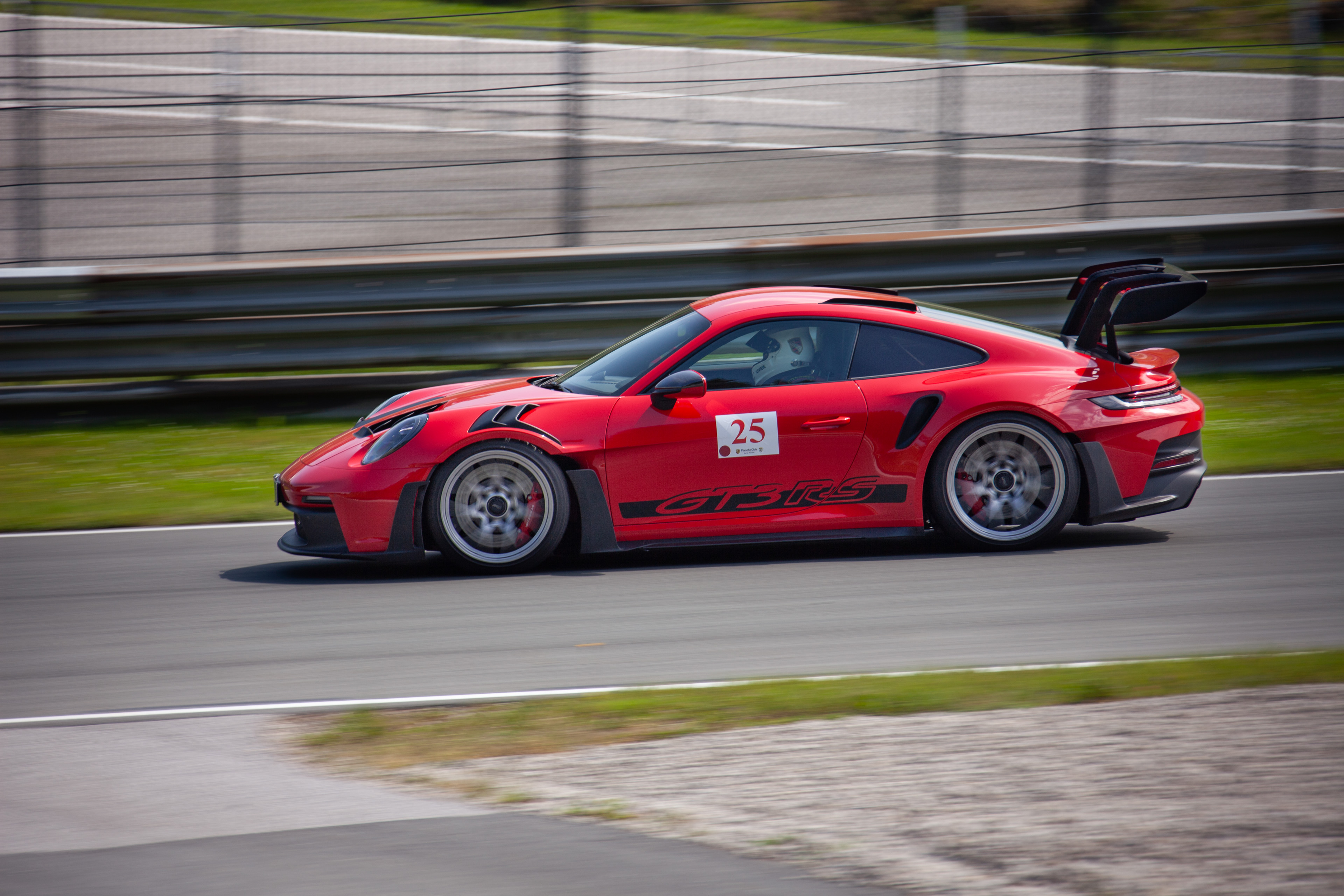 Roter Porsche 911 GT3 RS mit Startnummer 25 auf der Rennstrecke