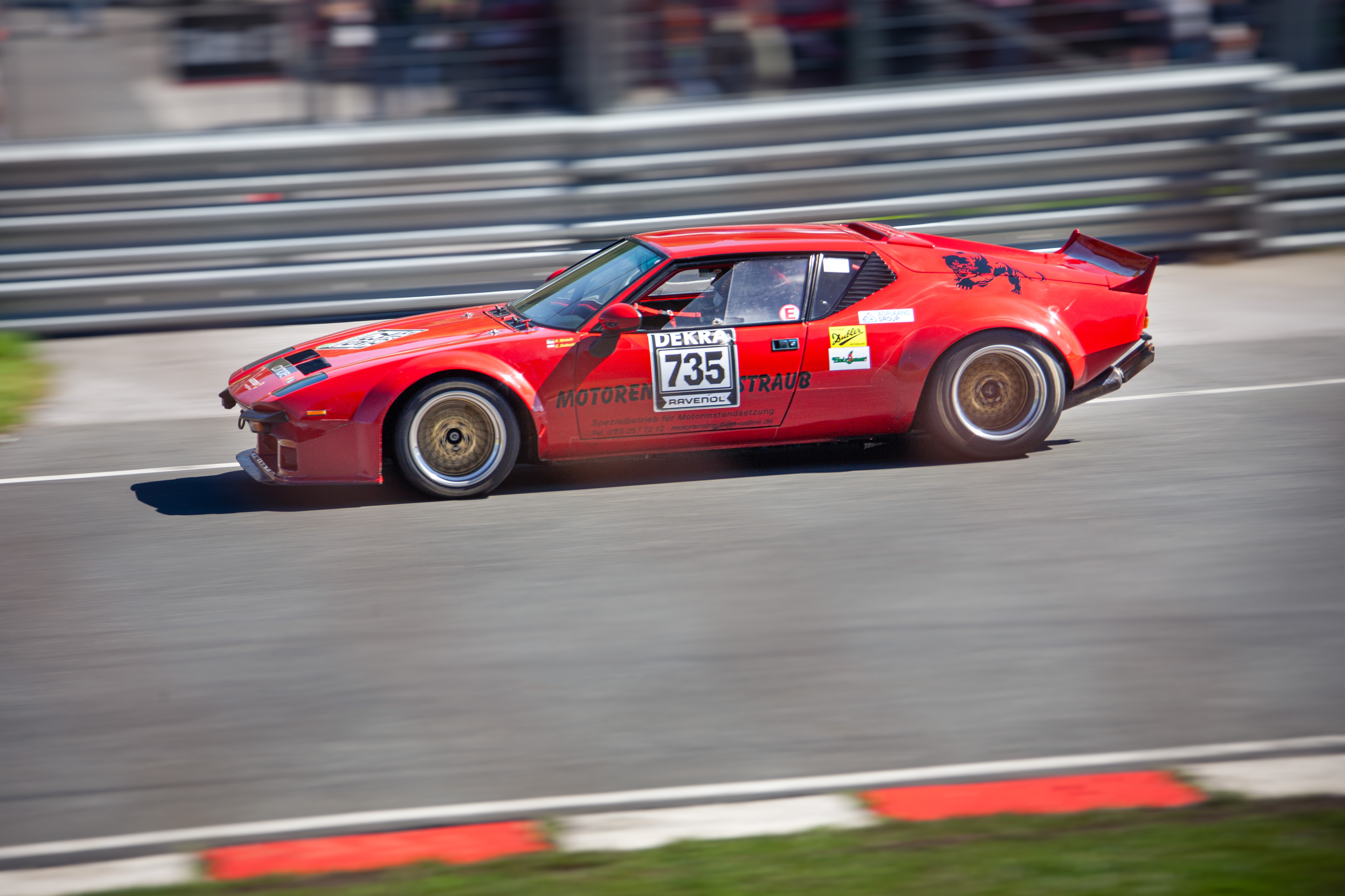 Roter De Tomaso Pantera Rennwagen mit Startnummer 735 auf der Rennstrecke