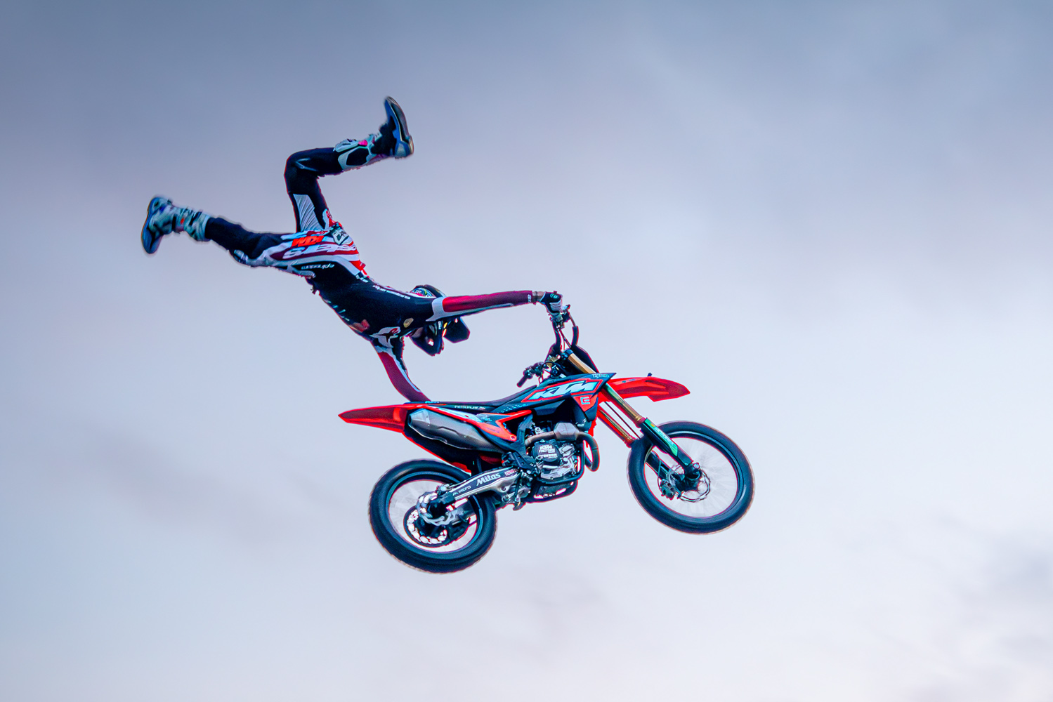 Freestyle-Motocross-Fahrer bei einem Trick in der Luft