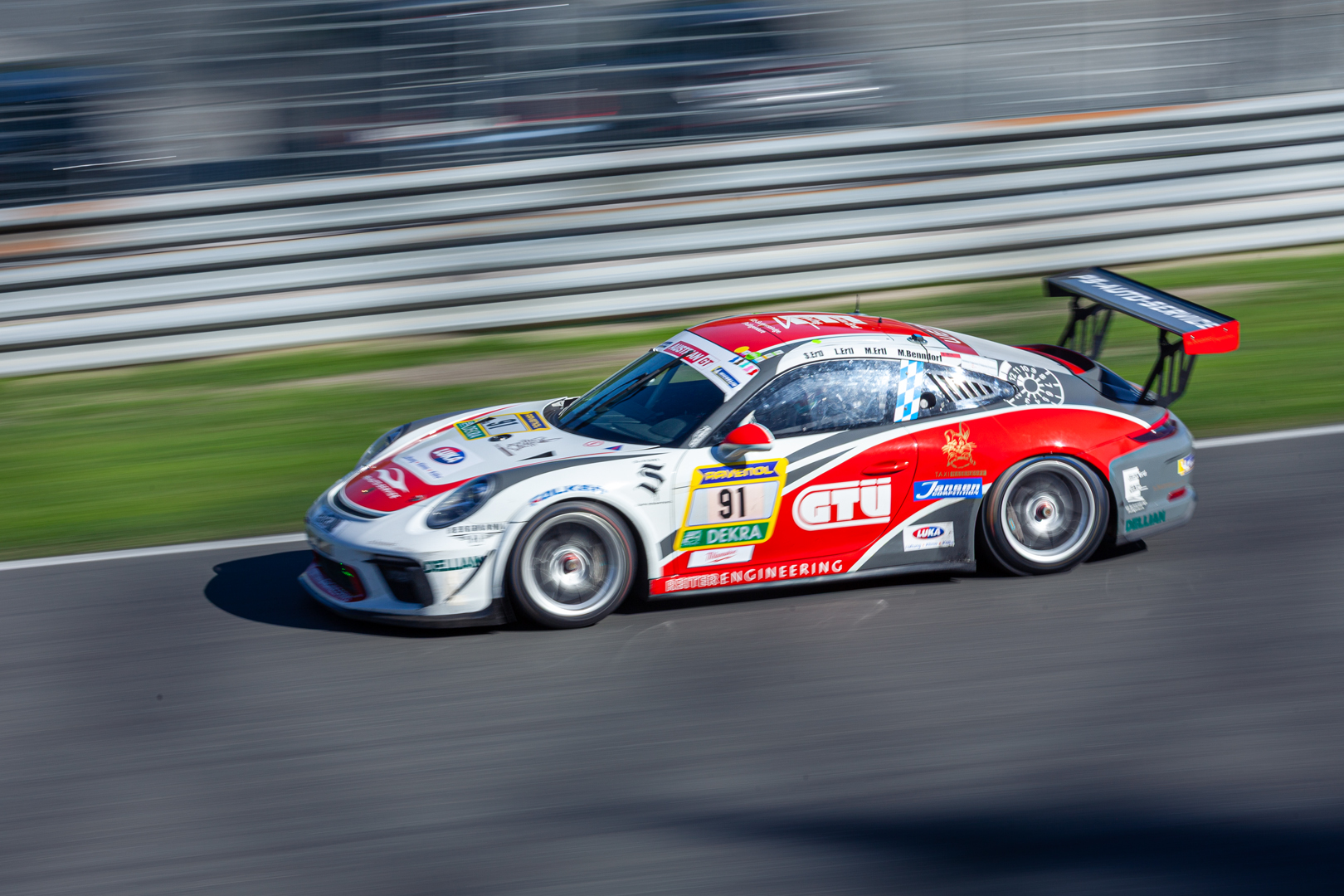 Weiß-roter Porsche 911 GT3 Cup mit Startnummer 91 im Panning-Shot