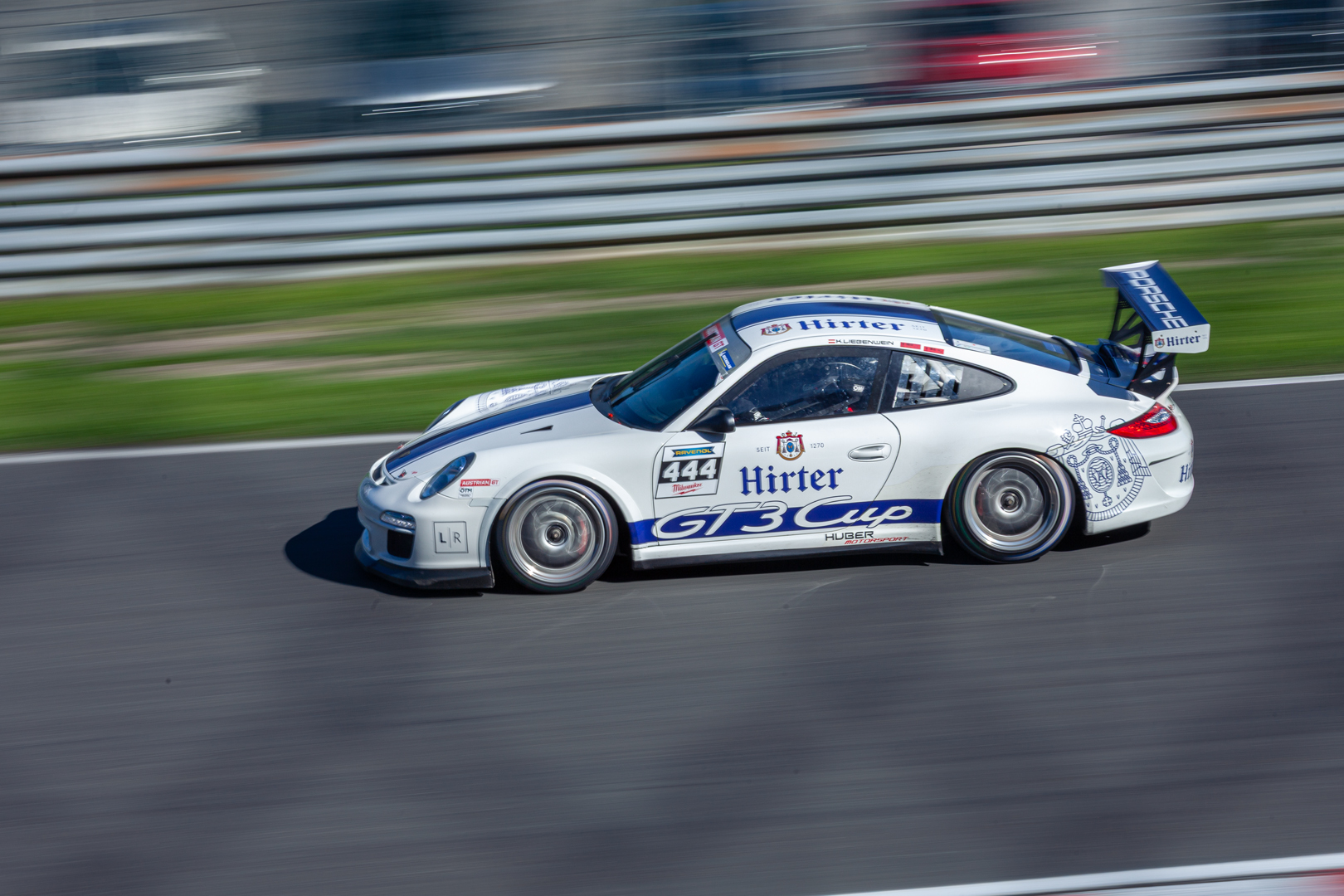 Weißer Porsche 911 GT3 Cup Hirter mit Startnummer 444 im Panning-Shot