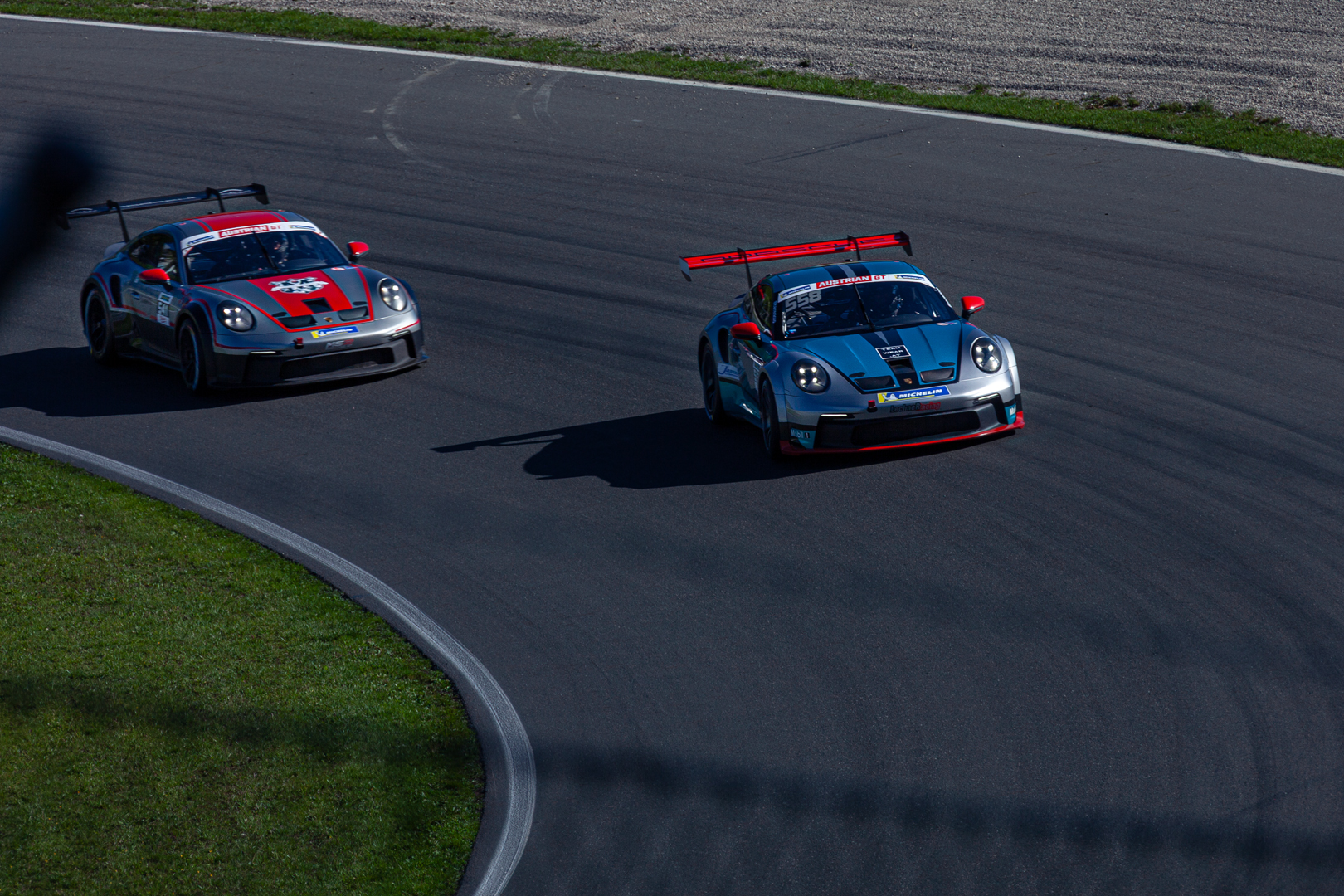 Zwei Porsche 911 GT3 Cup in der Kurve auf der Rennstrecke