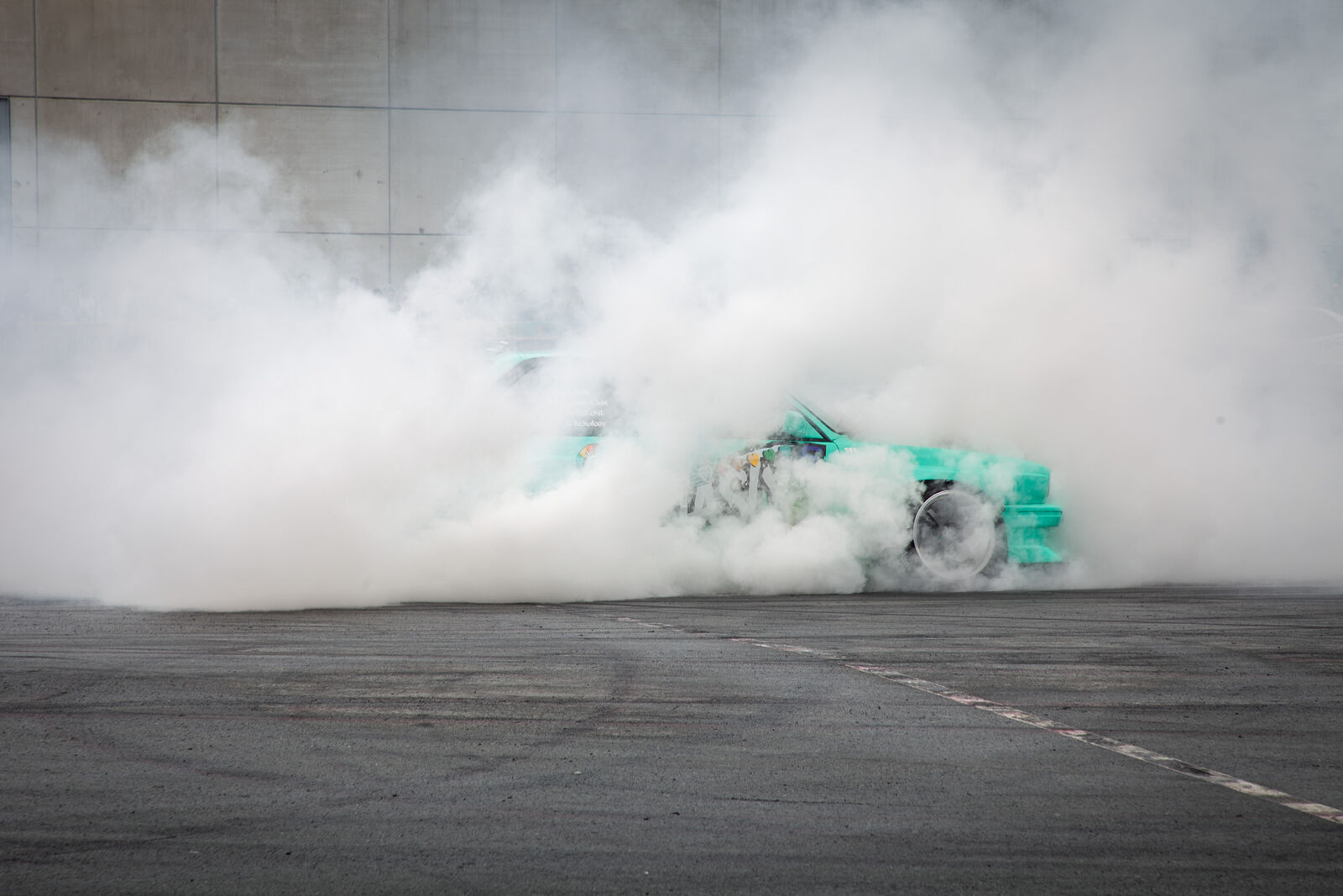 Driftauto mit Reifenrauch