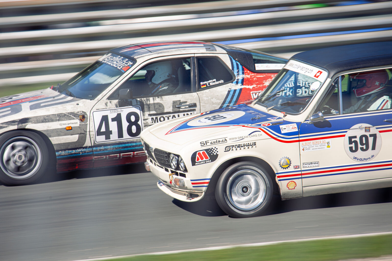 Vintage-Rennwagen auf dem Startgrid