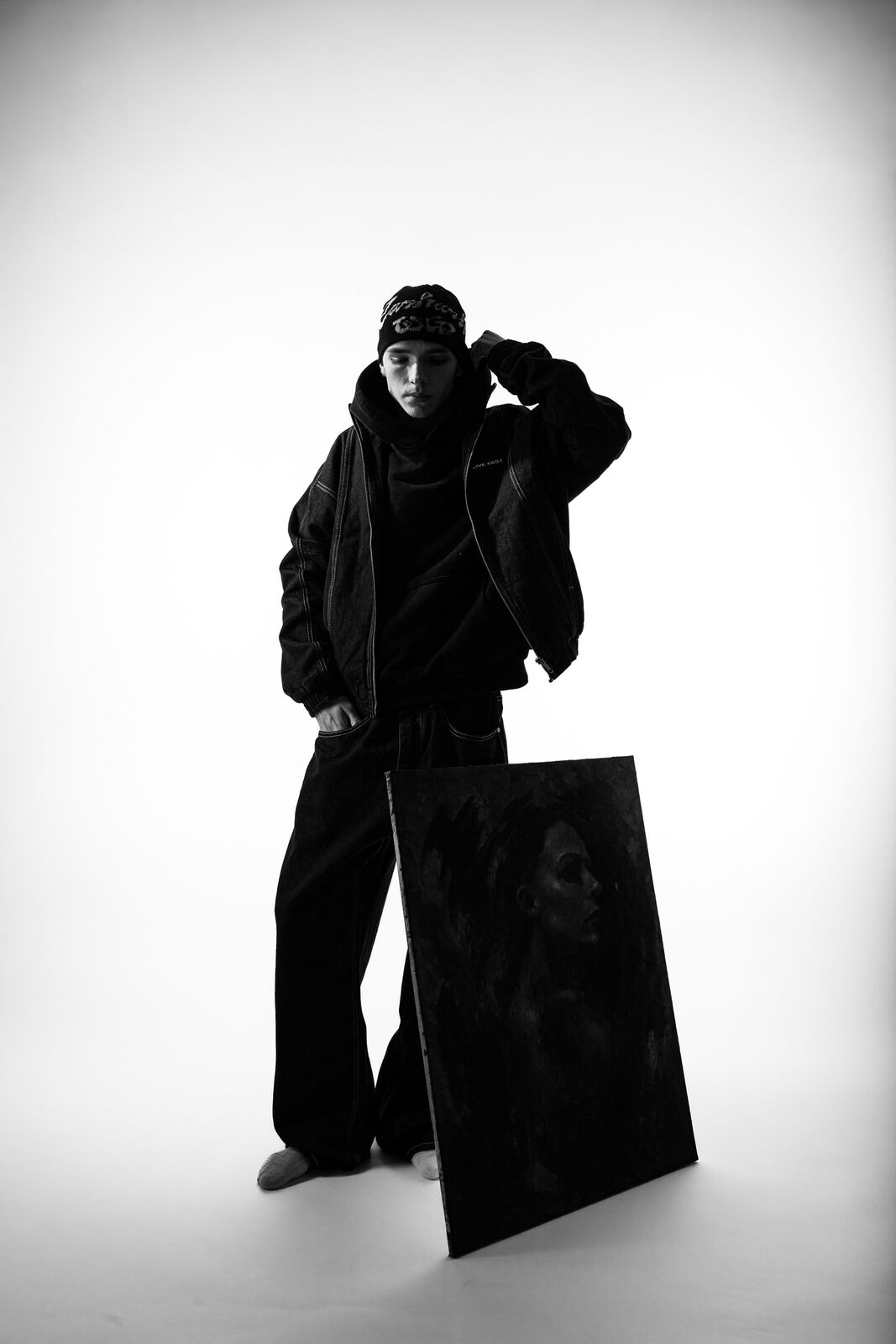 Studio-Aufnahme in Schwarz mit Leinwand