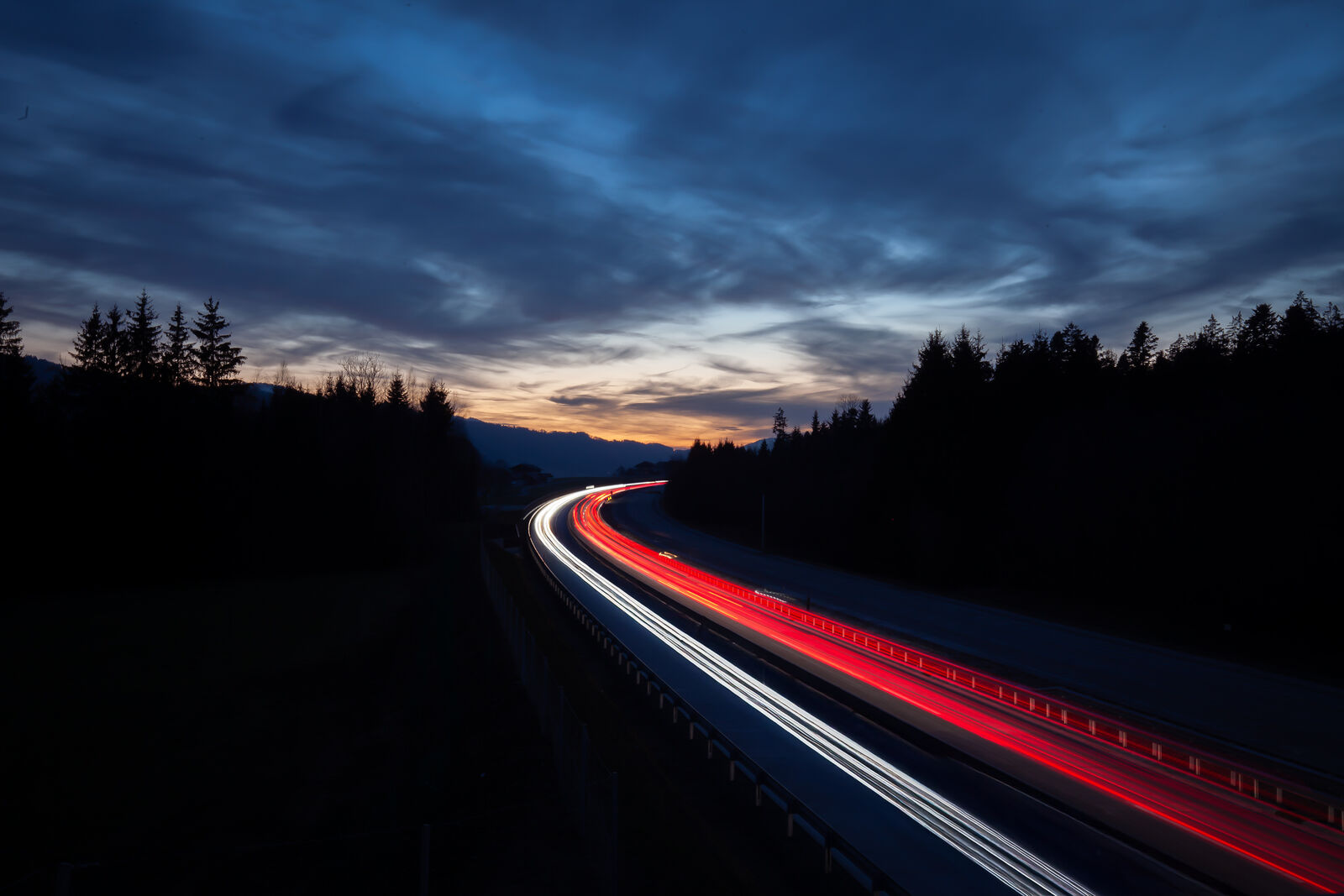 Autobahn in der Dämmerung mit Lichtspuren