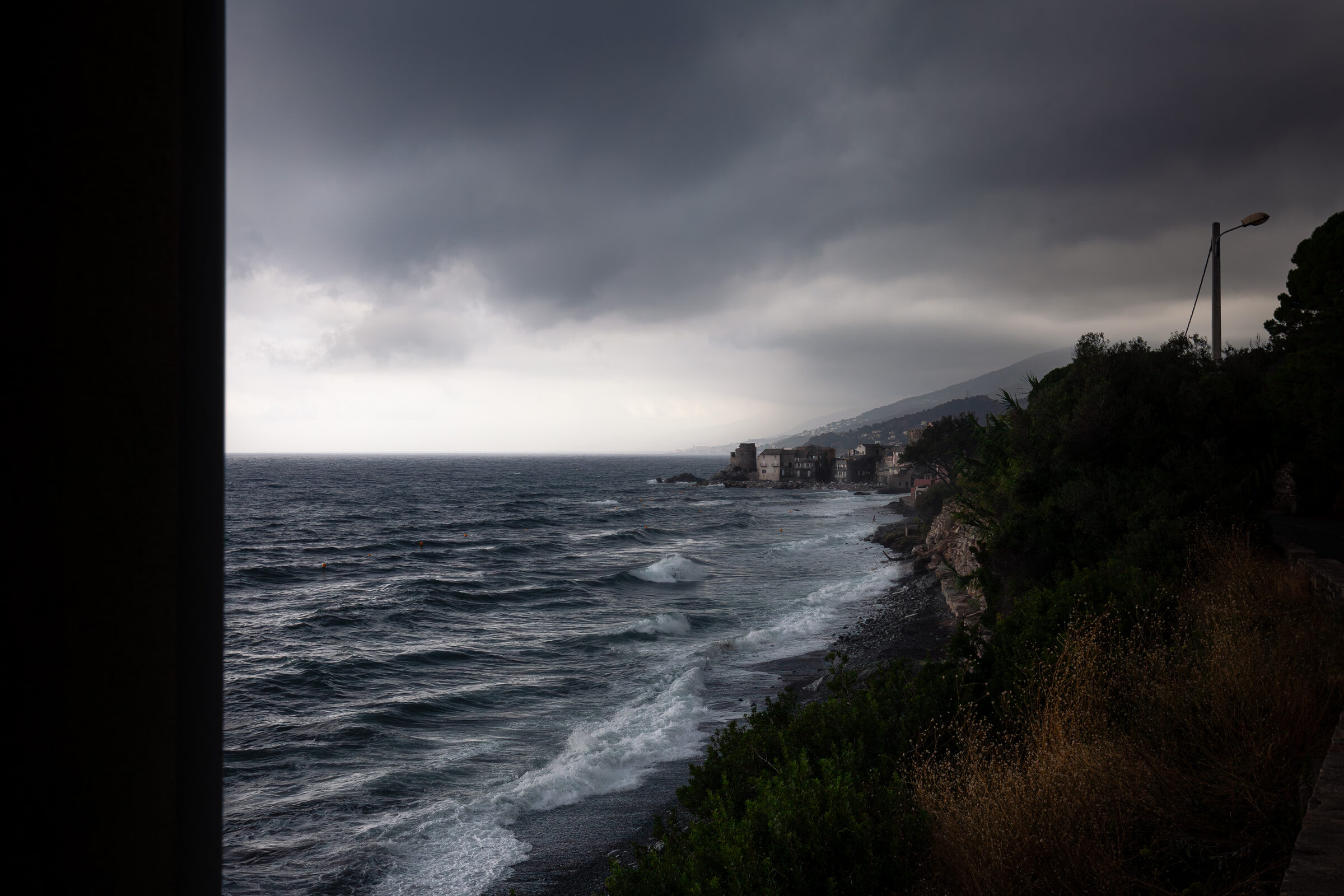 Stürmische Küste unter dramatischen Wolken — Landschaftsfotografie