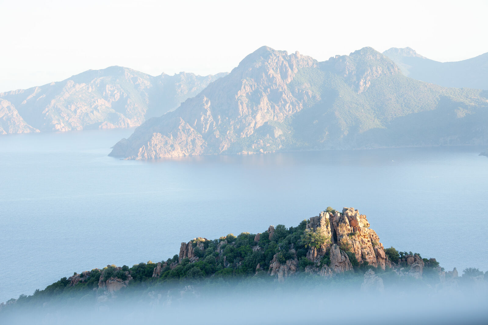 Felsige Insel im Nebel