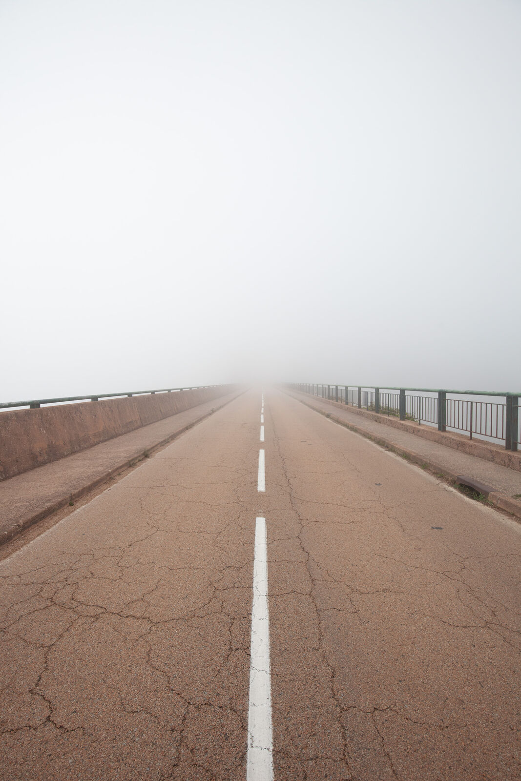 Leere Straße, die im Nebel verschwindet