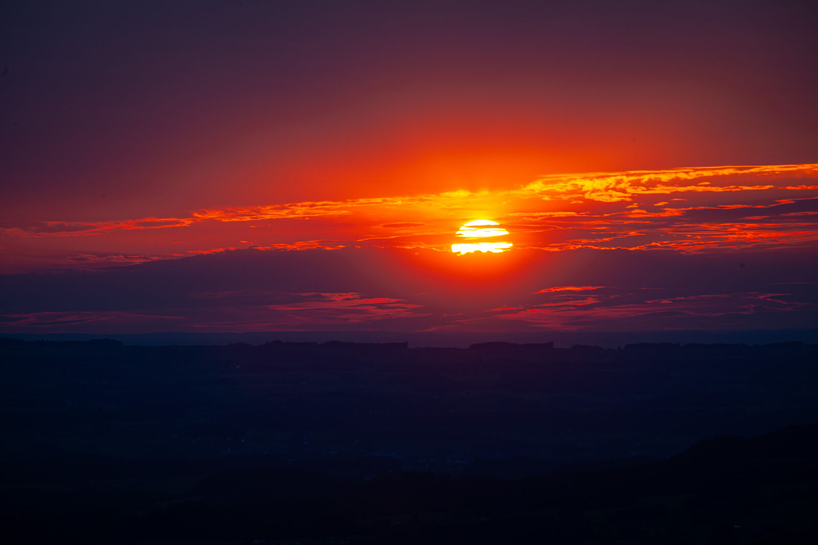 Tiefroter Sonnenuntergang mit Wolken