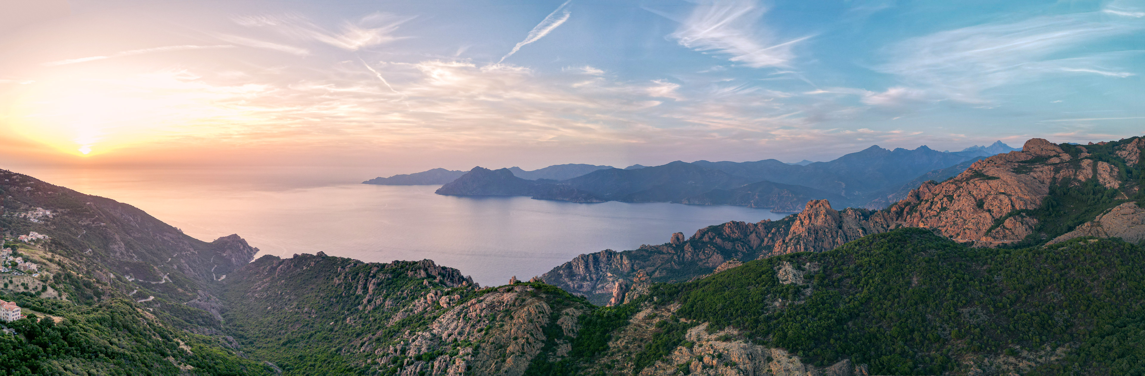 Drohnen-Panorama der korsischen Küste bei Sonnenuntergang mit Felsformationen