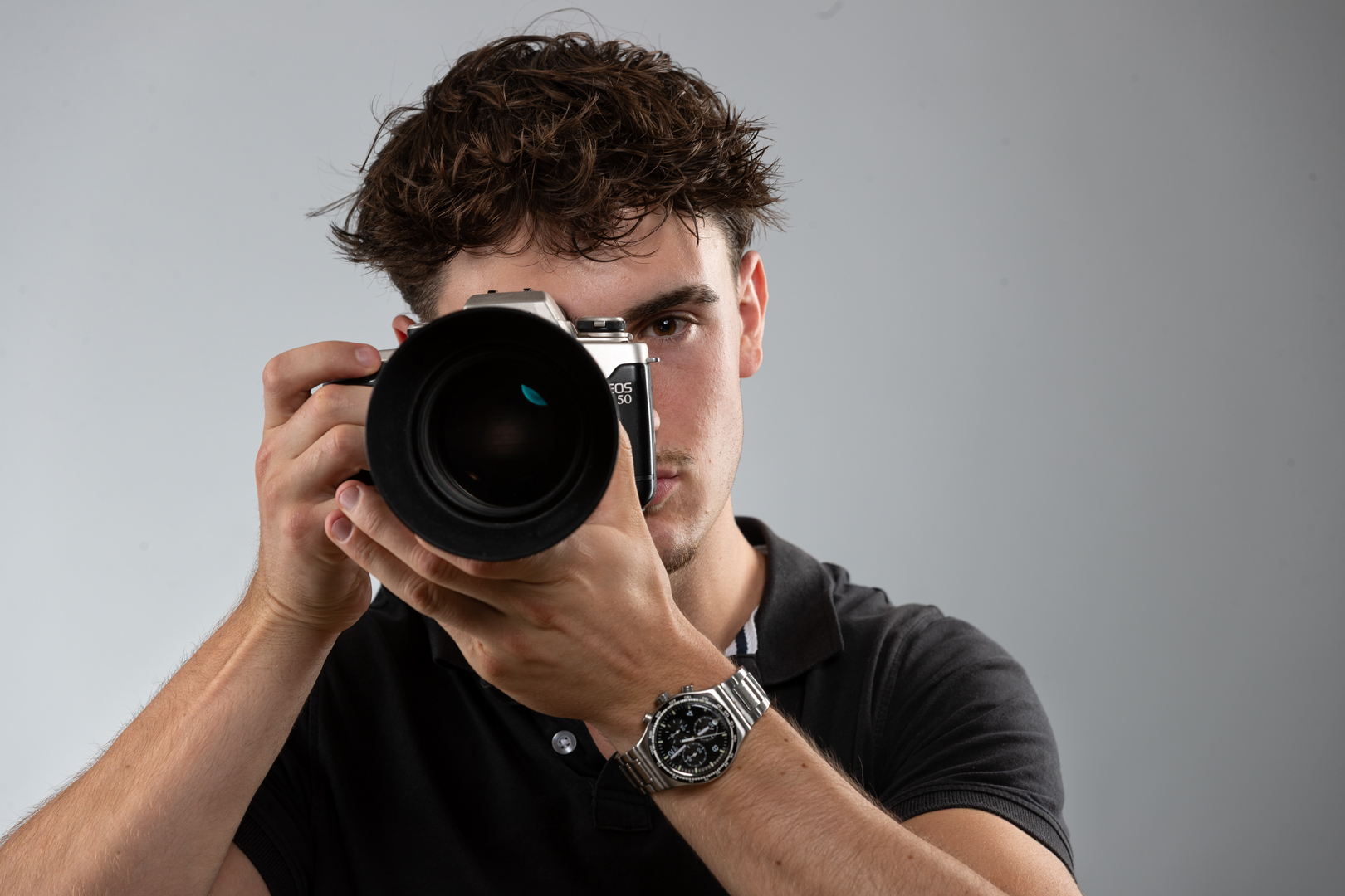 Julian Zauner, Fotograf aus Salzburg, mit Kamera